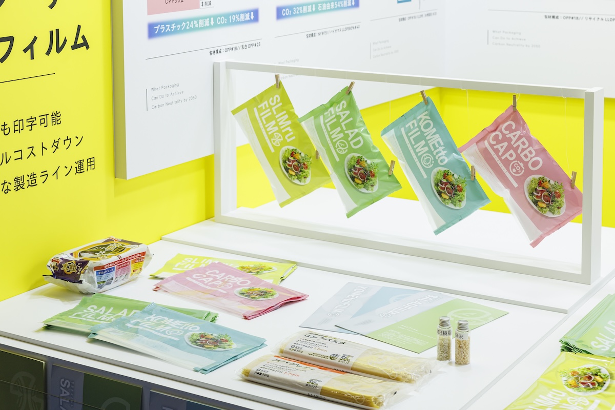 パッケージサンプルをフレーム型什器で立体的に展示