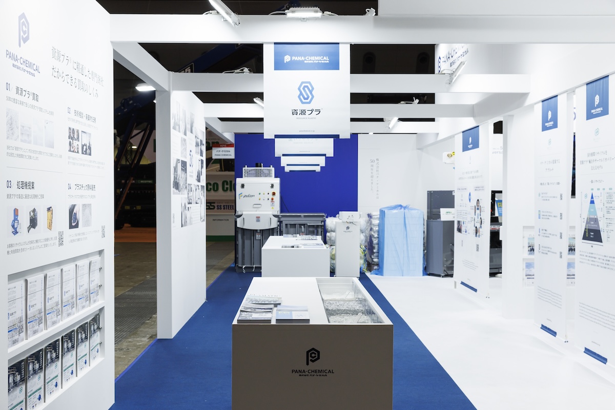 8小間の広い空間をタペストリーでコーナー分け