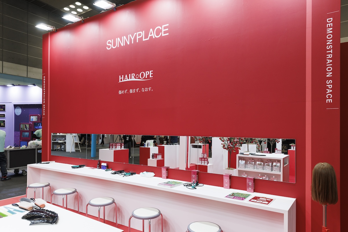 鏡を貼ったヘアアイロンの体験コーナー