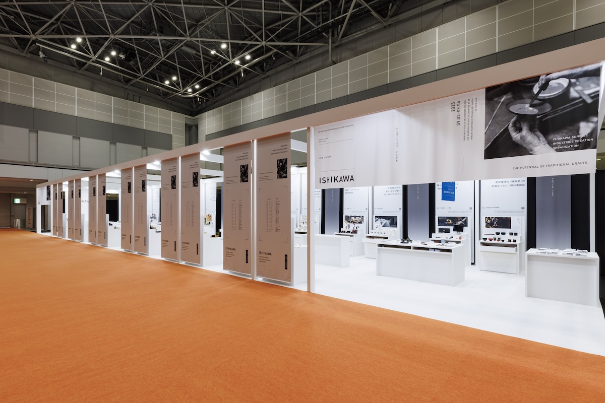 正面の左右を入口の雰囲気に