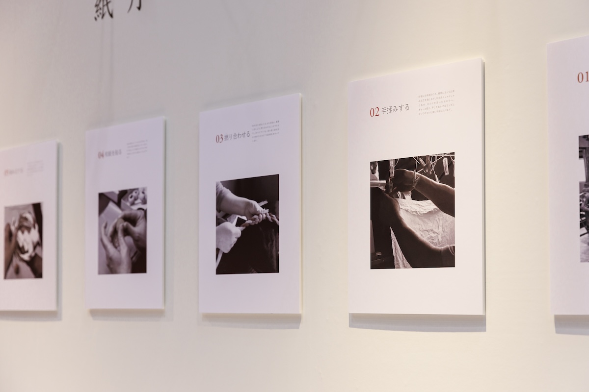 製作風景のパネルはモノトーンに。商品がカラフルなのでメリハリをつけました