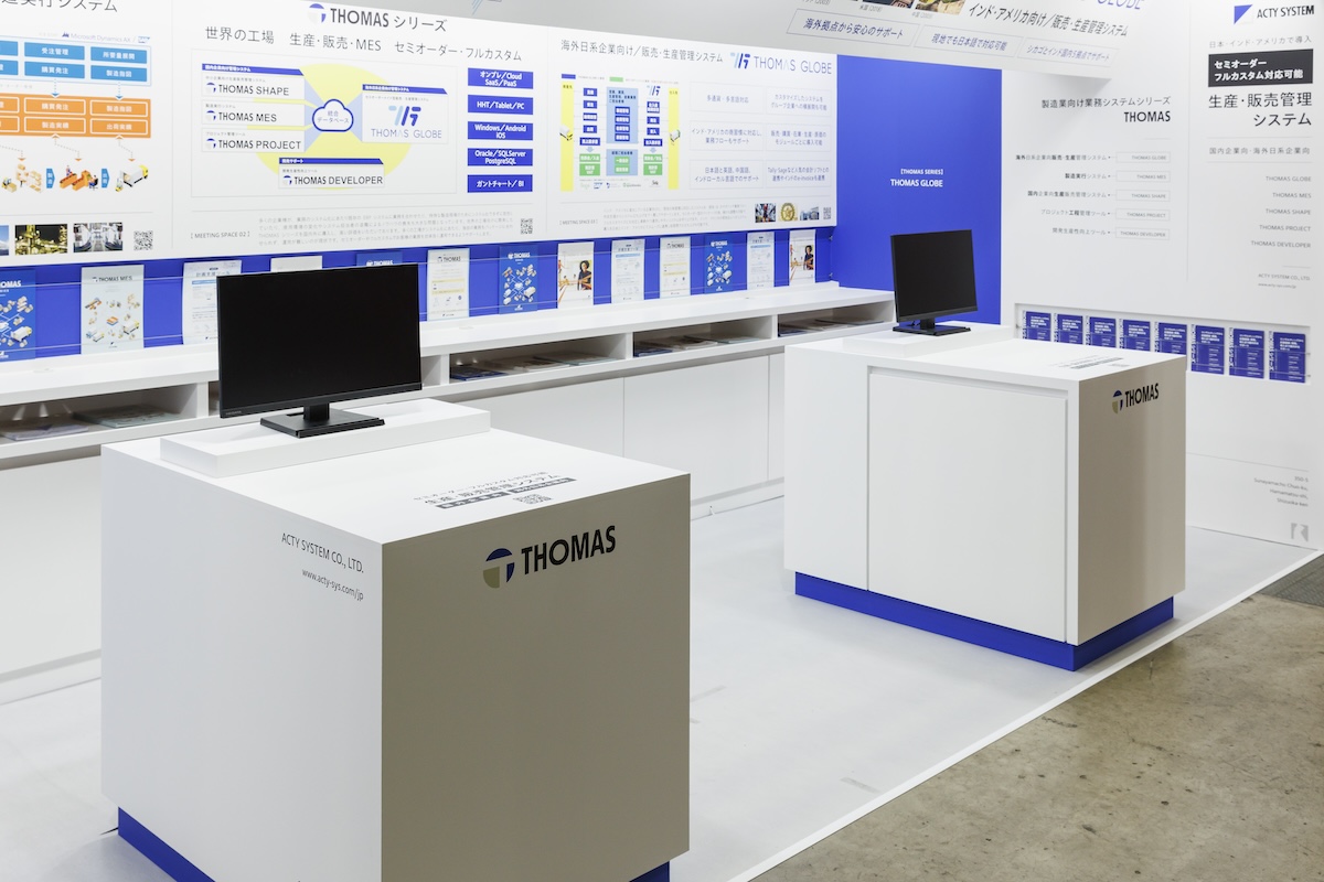 通路際には２台の商談用展示台