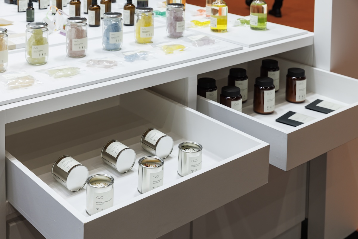 瓶入り、袋入り、缶入りなど、おしゃれな商品群