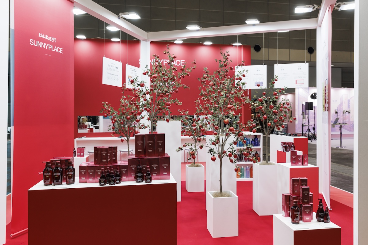 ザクロの木（フェイク）で新商品を演出