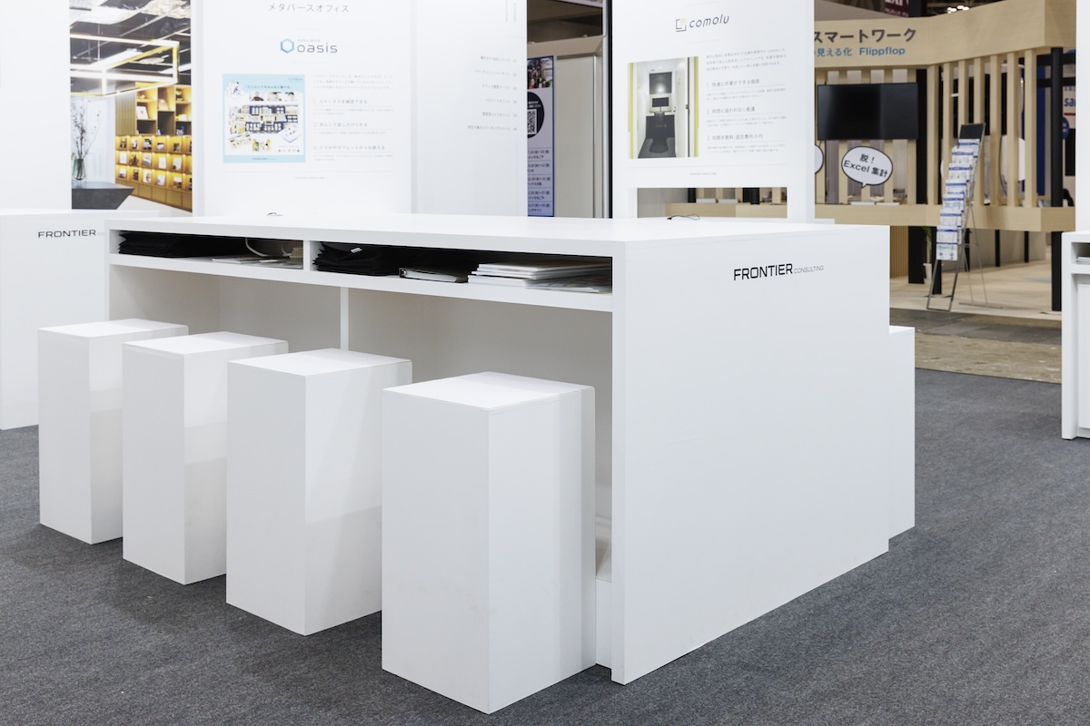 すべての展示台にオープン収納