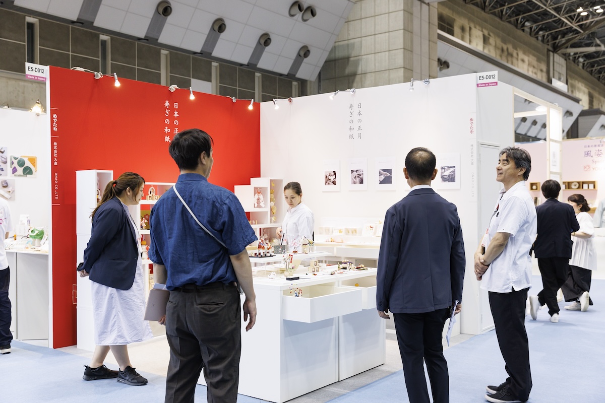 可愛らしい和紙小物は女性たちの興味の対象