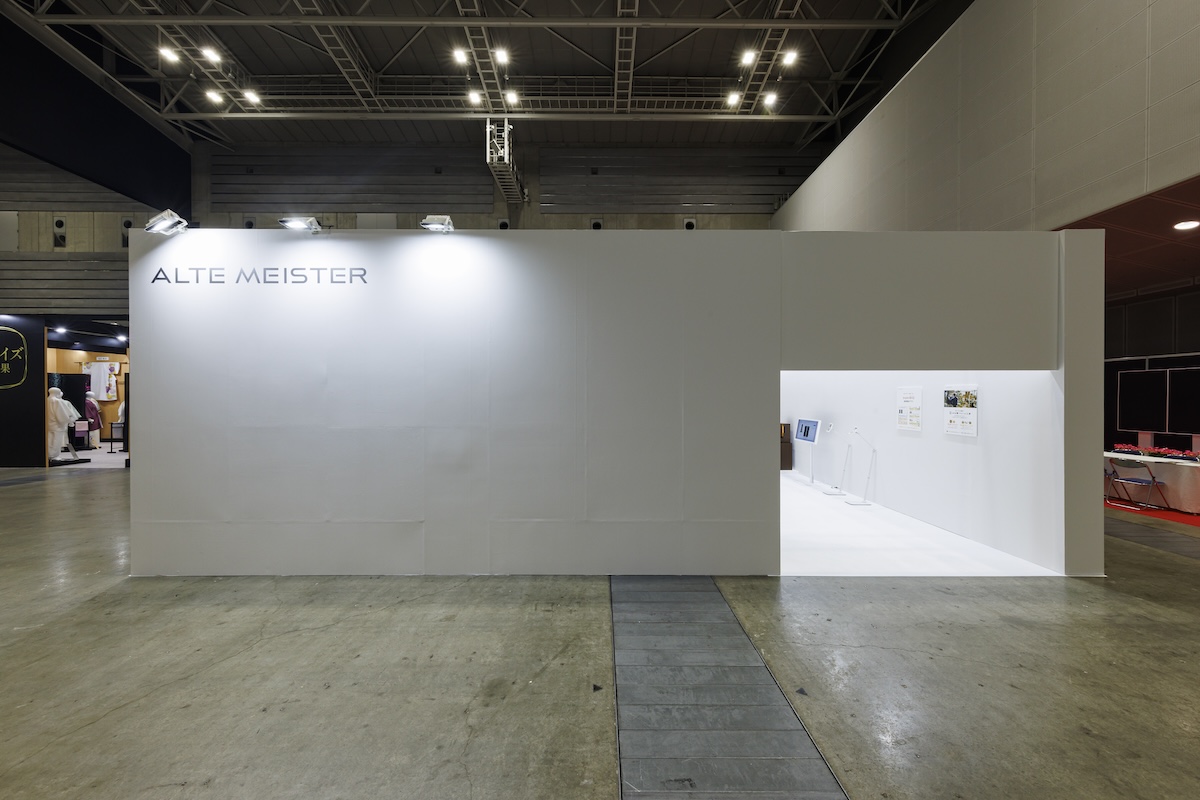 会場通路から見ると美術館の入口のような壁面