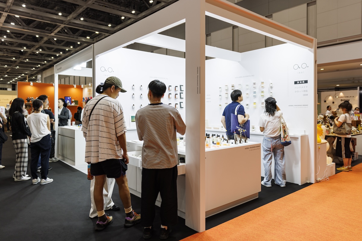 海外からのお客様も多く立ち寄るブース