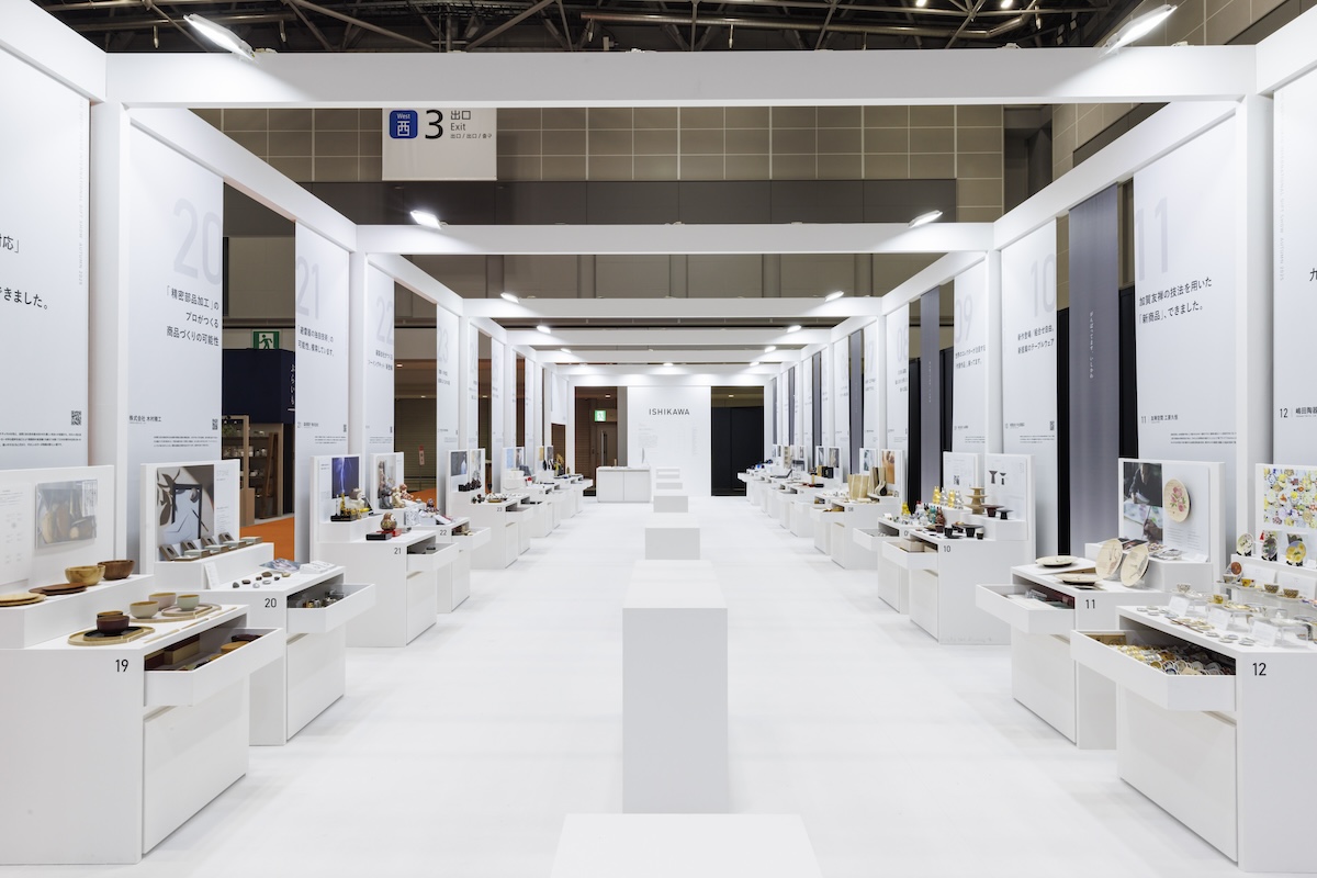 ブース内部は白で統一して明るく