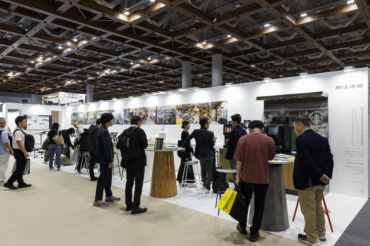 椅子の座り心地を確かめたり、名刺交換に立ち寄る人々