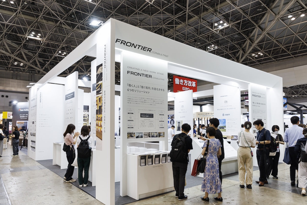 会場通路から情報収集が始まる