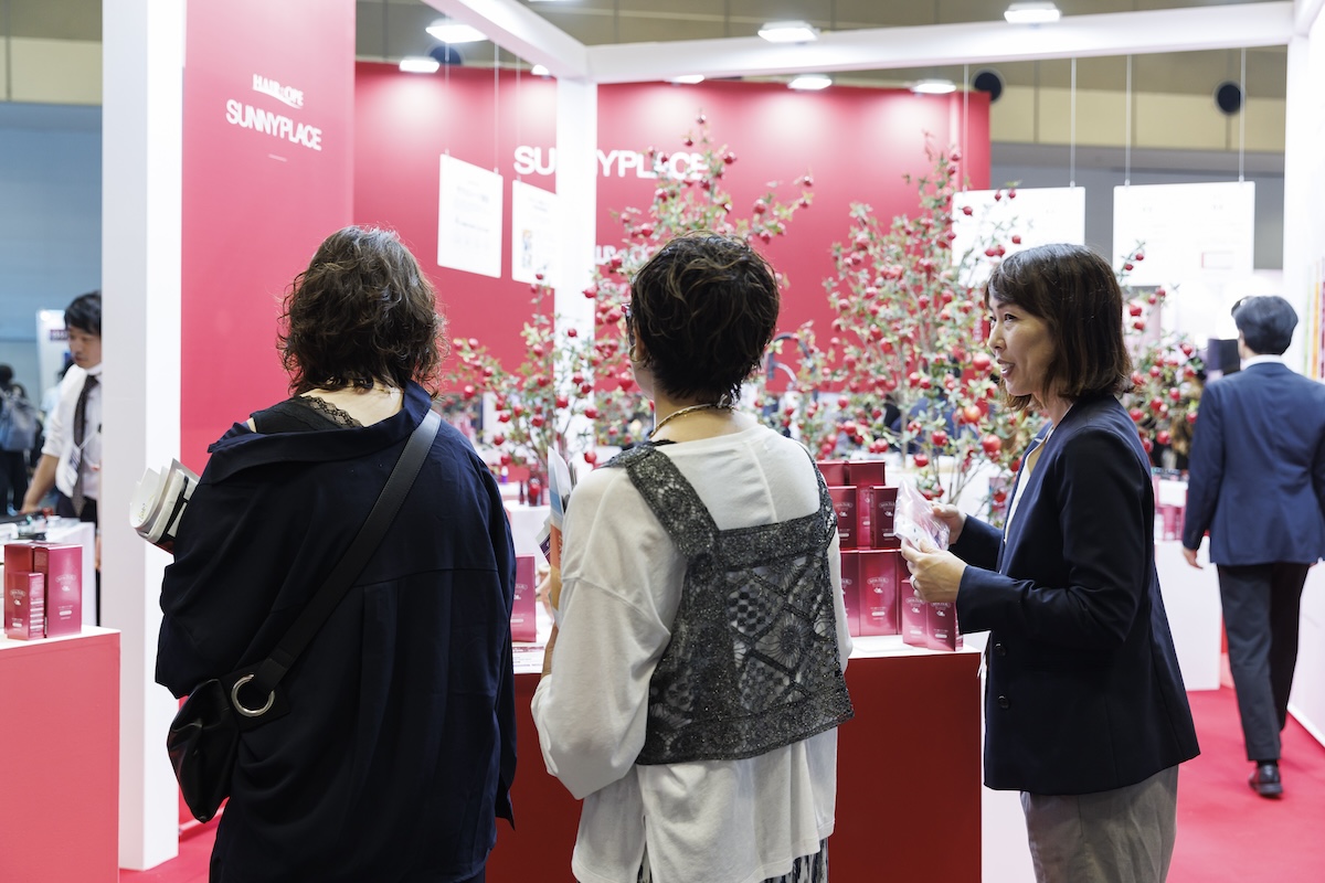 オープンな空間にスタッフも点在