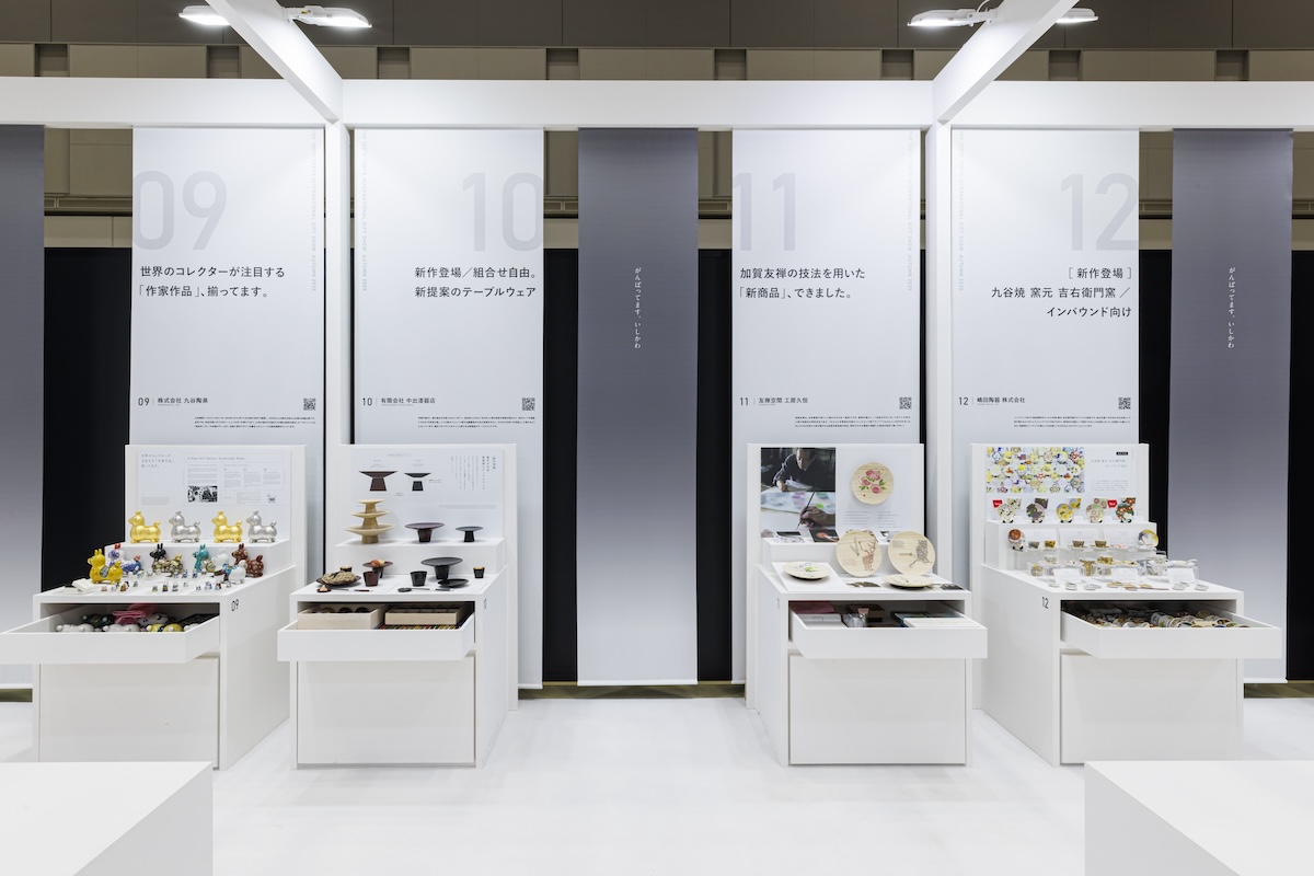 タペストリーと展示台の背、雛壇を効果的に