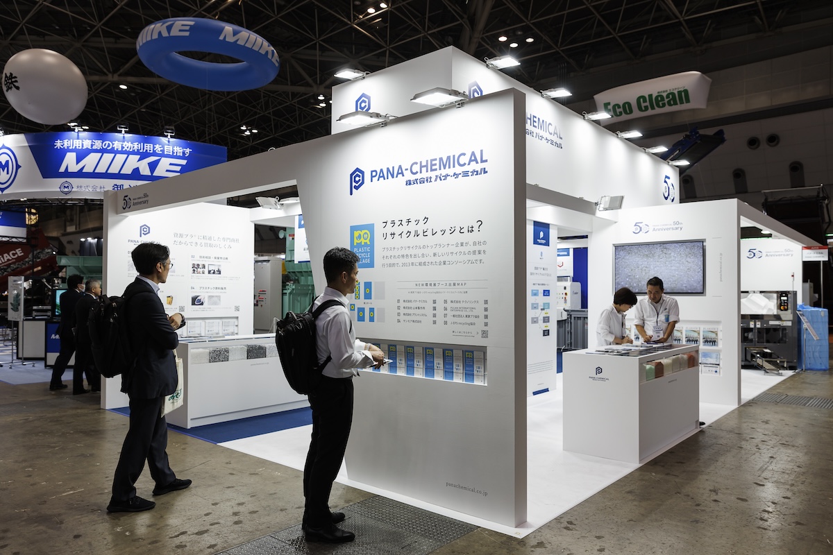 男性スタッフ総出で展示会対応