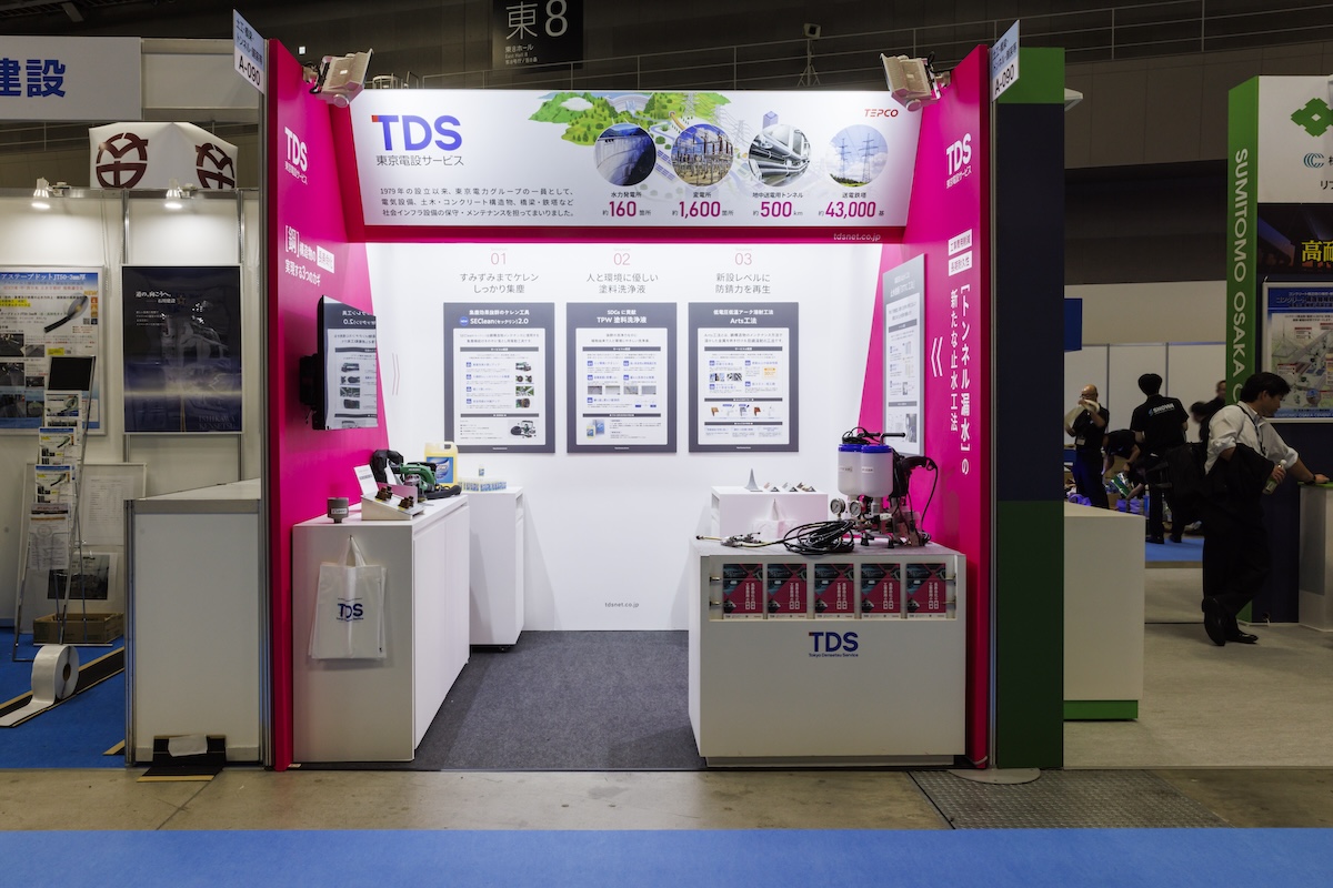 1小間のブースをショッキングピンクで鮮やかに演出した東京電設サービスのブース