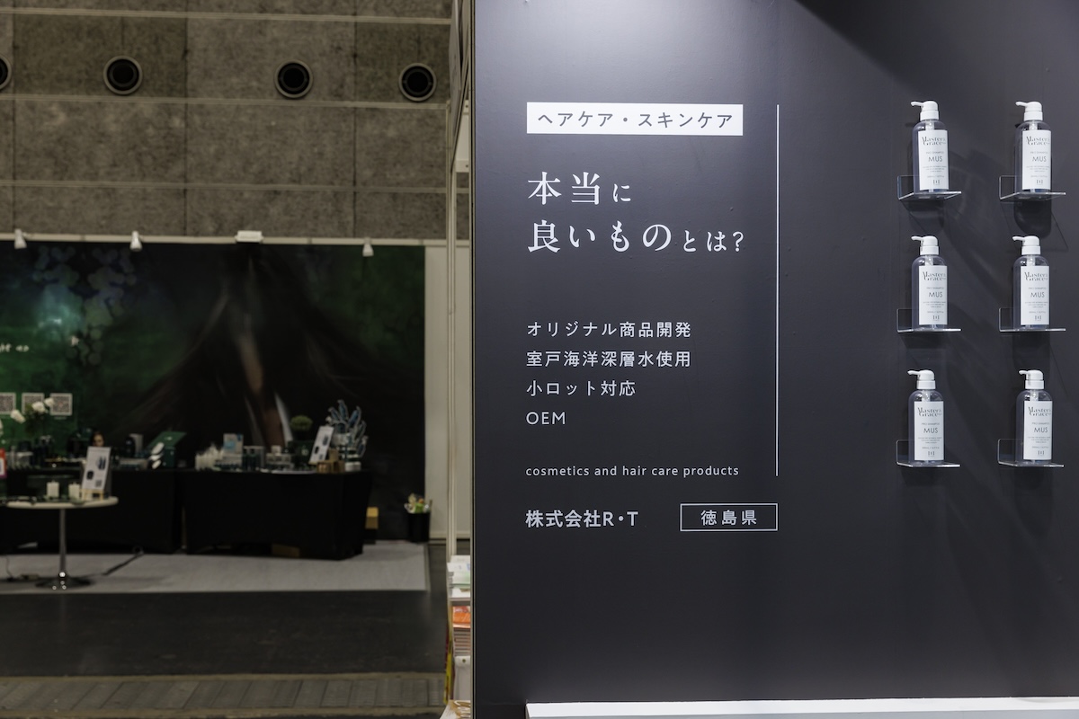 ユニセックス商品のクールな印象を展示にも