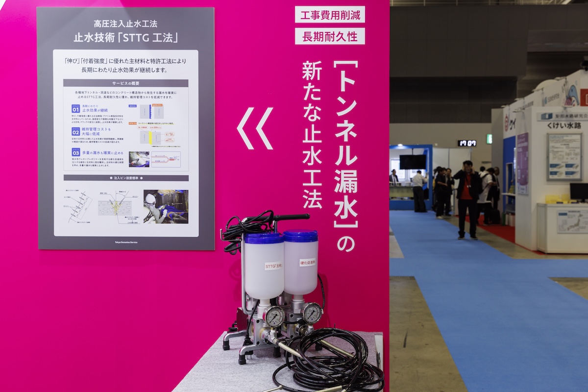 両サイドの壁面は左右で異なるテーマを提示