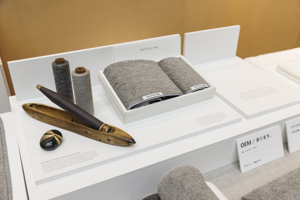 展示台上の雛壇は展示品によってデザイン