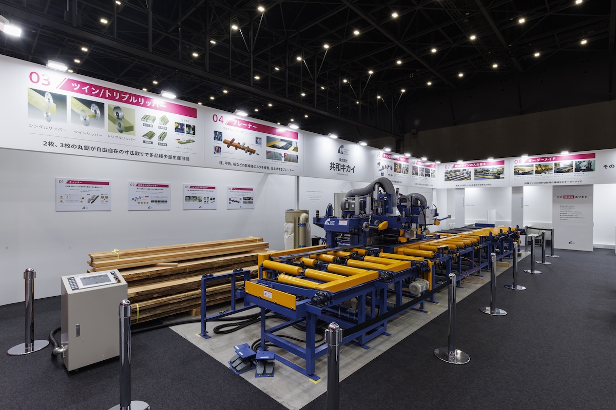 機械の周囲をぐるりと回れるように展示
