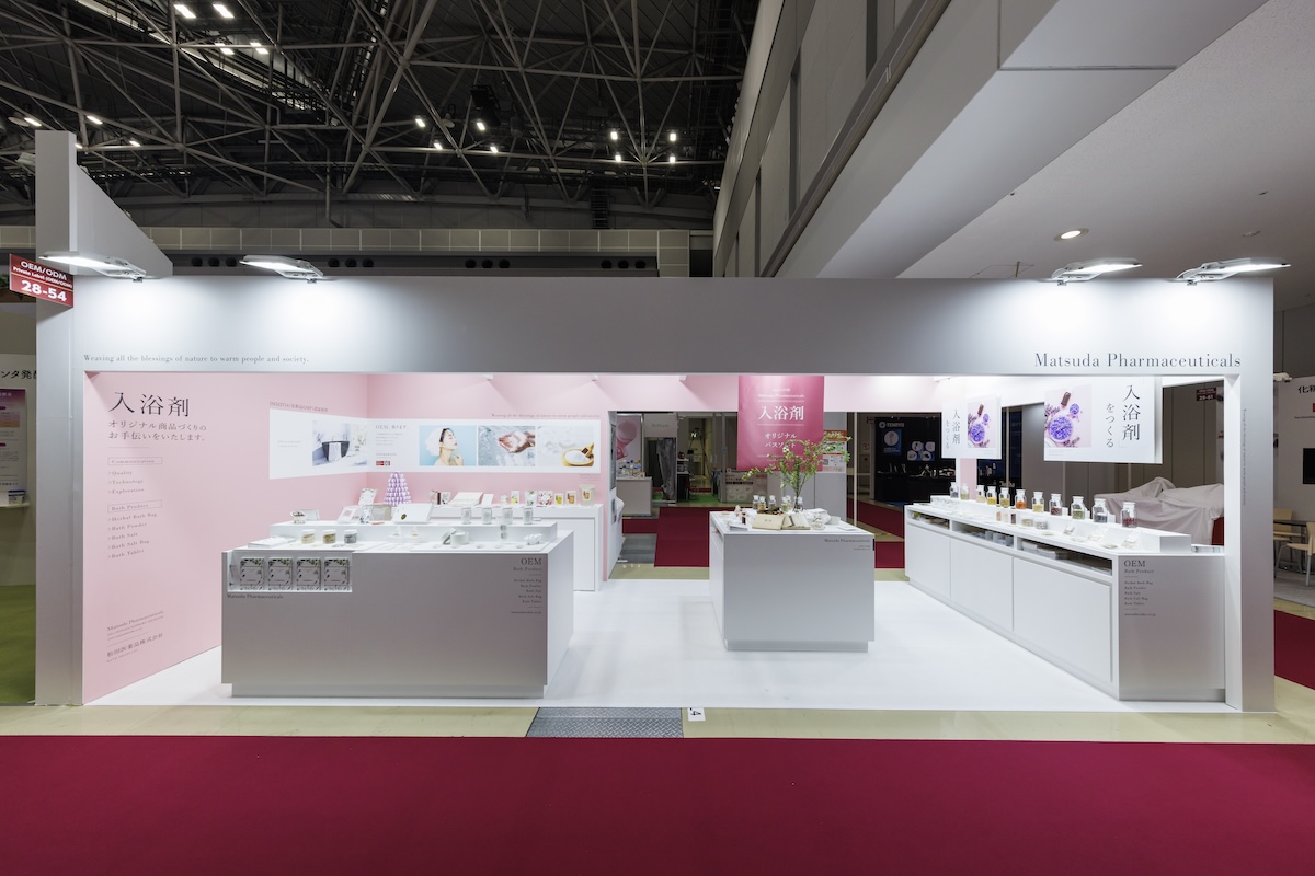 COSME WEEK TOKYO 2026に出展したマツダ医薬品のブース。ふだんより少し広めの変形ブースに淡いピンクを採用しました