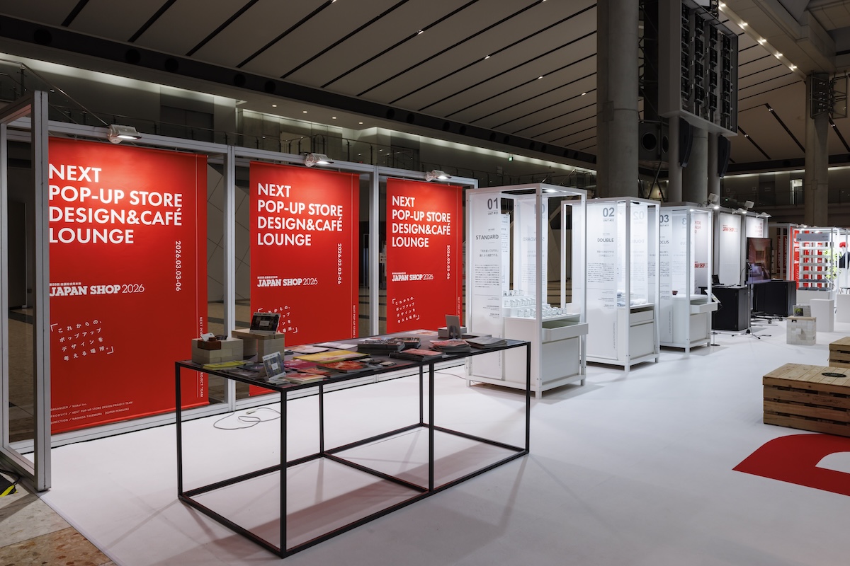 「NEXT POP-UP STORE DESIGN & CAFÉ LOUNGE」をデザインした赤いタペストリーを壁面に