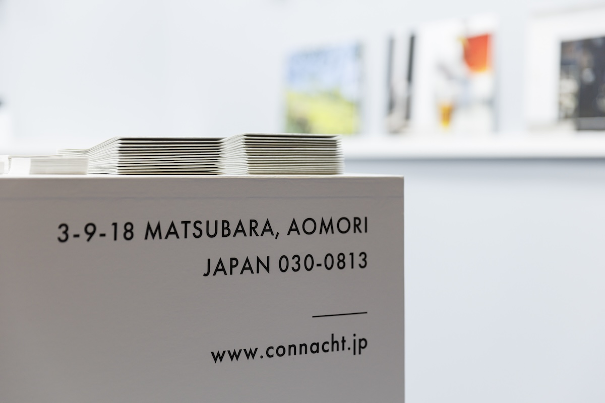 展示台の側面にアルファベットで住所を記載