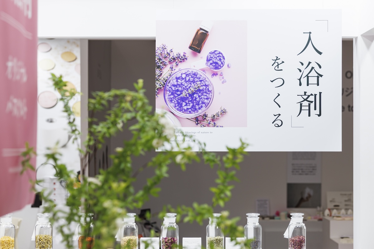 グリーンやガラス瓶に入れた素材で印象をつくる