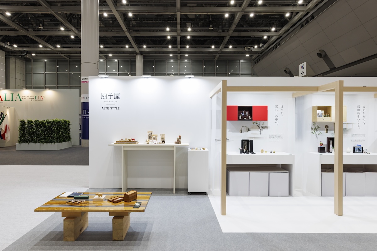 座卓型のテーブルも商品