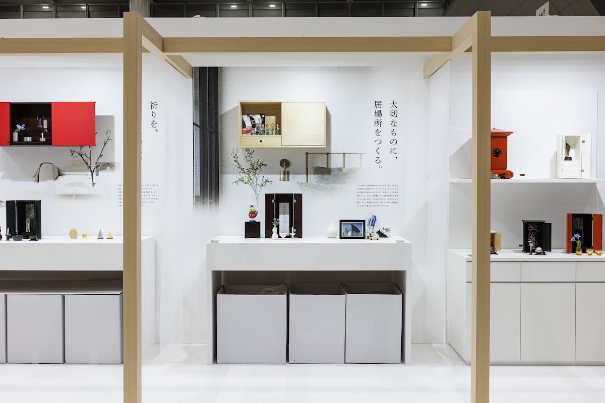 展示商品に合わせて壁面のグラフィックを作成