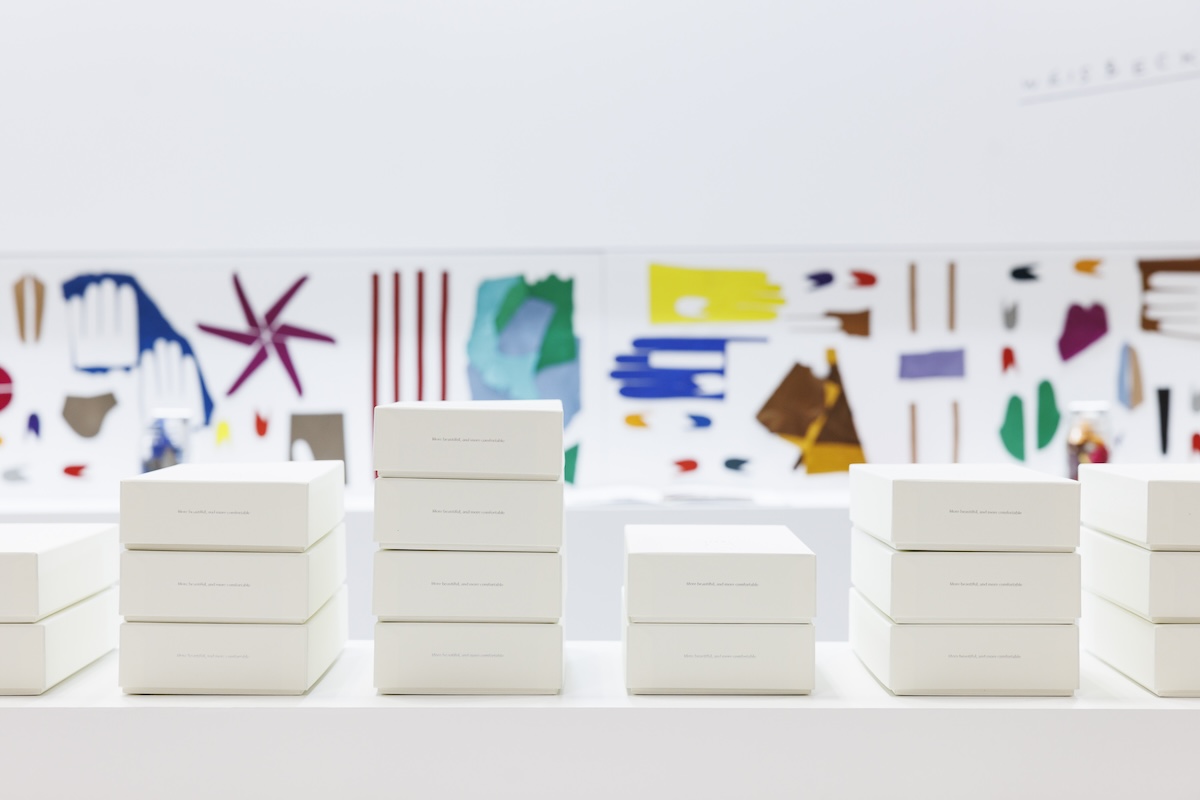 カラフルな端材の絵画部分がアクセントに